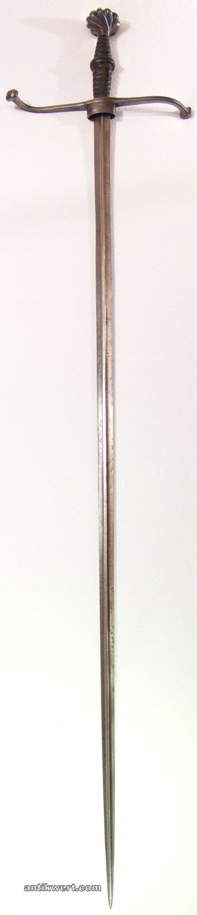 Stech-Schwert mit Mittelgrat zum durchstossen des Kettenhemdes
