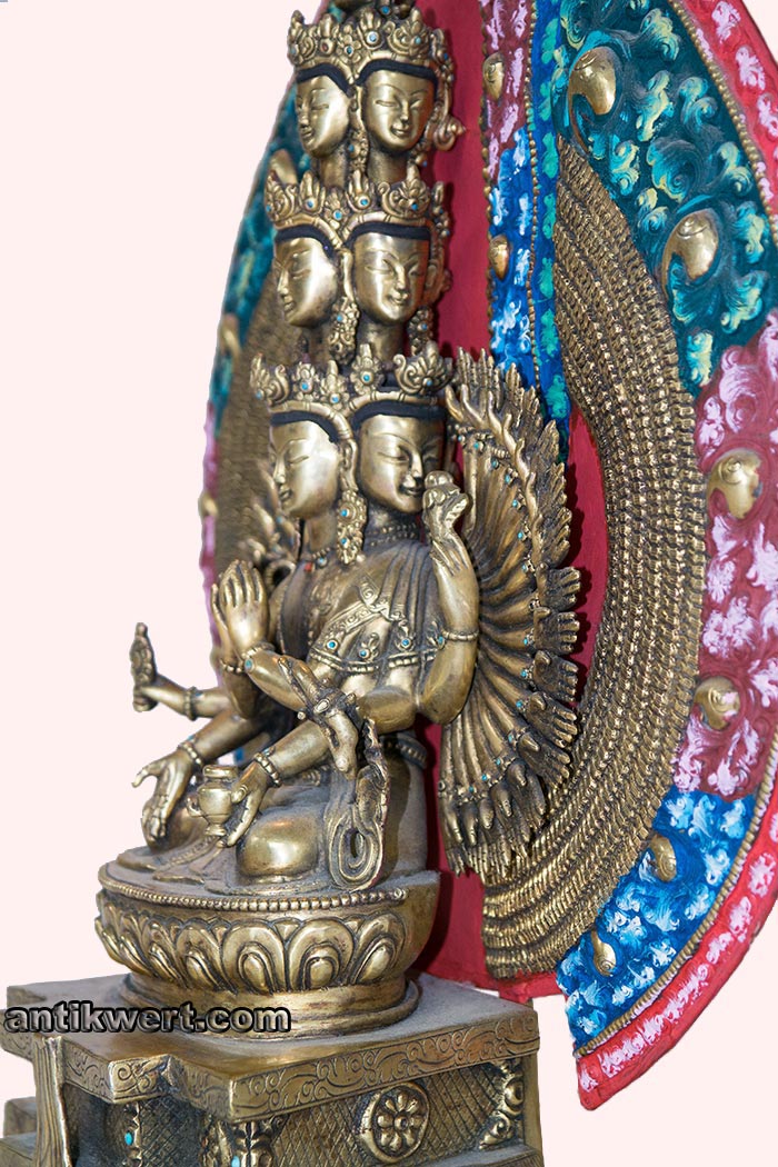 Avalokiteshvara-Sahasrabhuja-sitzend-221 von der rechten Seite