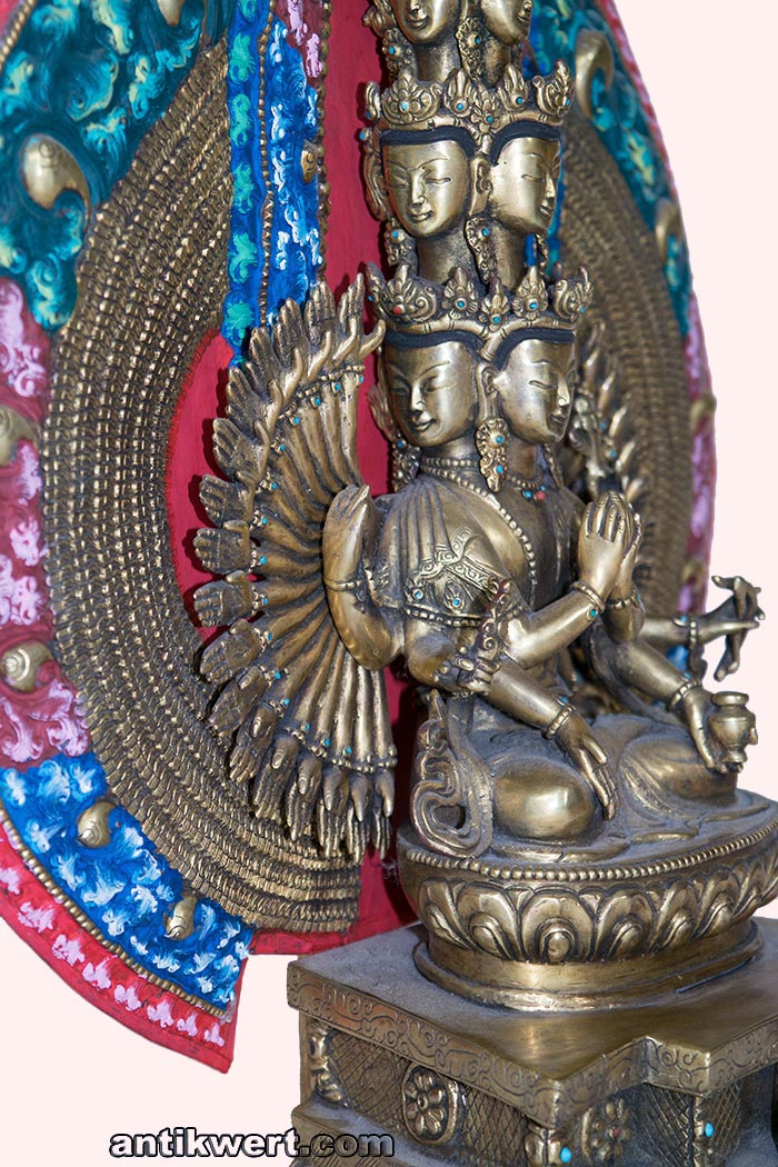 Avalokiteshvara-Sahasrabhuja-sitzend-221 von der linken Seite