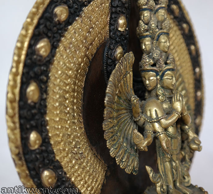 Avalokiteshvara-Sahasrabuja-vergoldet-224 in Seitenansicht
