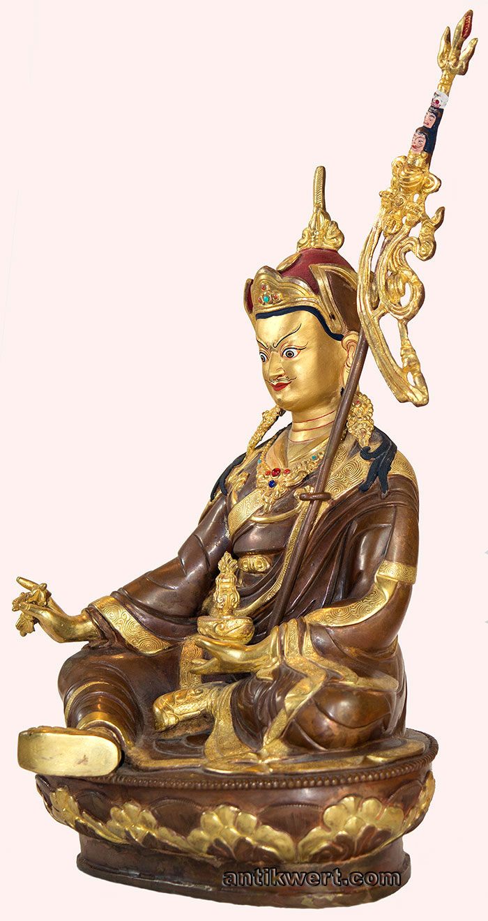 Padmasambhava-vergoldet-215 mit Khatvanga-Stab von der Seite