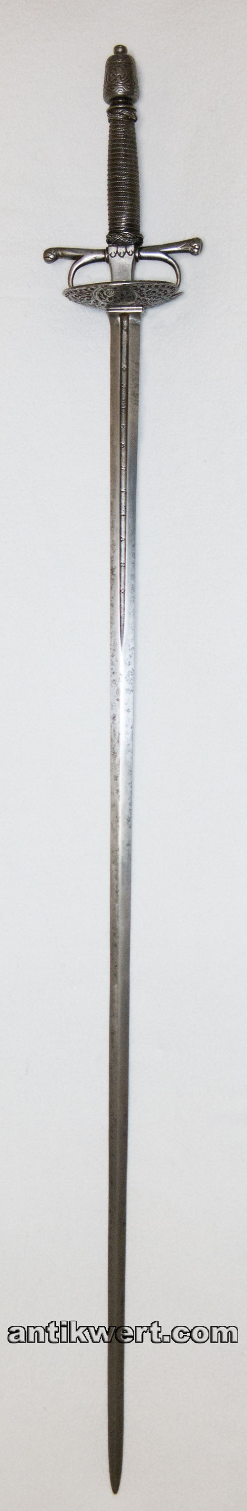 degen-650 mit ornamentalen zierdurchbrechungen im nierenfoermigen stichblatt und klingeninschrift