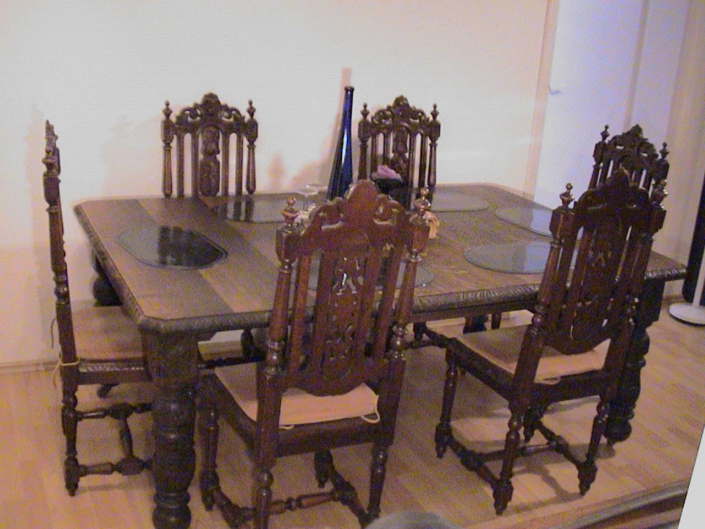 Tisch aus England mit sechs passenden Stühlen im Barock-Stil